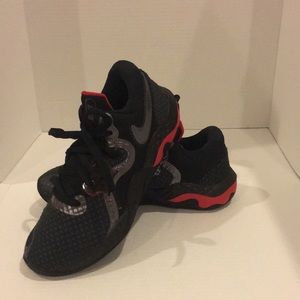 Nike men’s basketball shoes! Excellent condition! Black and red